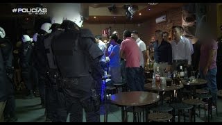 Los agentes registran una discoteca quotNadie toca ni una copa ni una botellaquot  Policías en Acción [upl. by Evita]