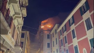 Incendio al tetto di un palazzo di Via Martiri della Liberazione a Chiavari [upl. by Younger78]