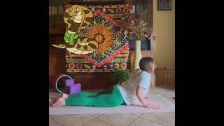 Yoga per bambini la posizione del cobra franciyogaebimbi [upl. by Ayiram]