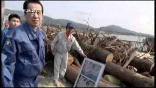 Casal imperial japonês visita centro de refugiados [upl. by Porett]