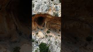 Encuentro cueva en desfiladero a 500m de altitud paranormal todronfotografia pabloagoglia [upl. by Enirahtak]