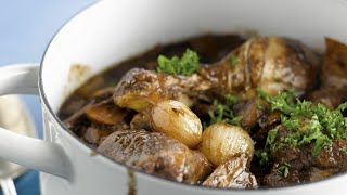 Recette  Cocotte de chapon au vin rouge [upl. by Ettenan]