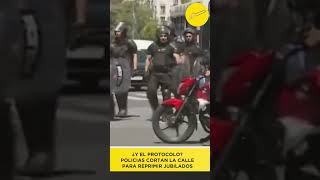 ¿Y EL PROTOCOLO Policías cortaron la calle para reprimir jubilados [upl. by Atinihs]