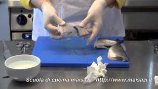 Corsi di cucina Sfilettare spinare e spellare un pesce rotondo branzino [upl. by Aman]