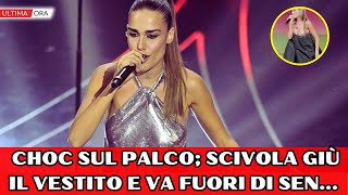 Clara Soccini Incidente choc sul palco mentre cantava scivola giù il vestito e va fuori di sen [upl. by Petras]