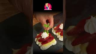 Pavlova Törtchen mit Erdbeeren Knusprig amp Fruchtig 🍓 Sehr LECKER LINK IN DER BESCHREIBUNG 👇 shorts [upl. by Sisak113]