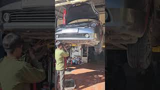 លើងប៉ុងដូរប្រេងម៉ាស៊ីន How to Safely Use a Car Lift Expert Tips and Tricks  Oil changeshorts [upl. by Vieva]