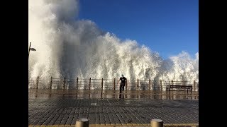 Paseo Nuevo San Sebastian Donostia 17 enero 2018 grandes olas [upl. by Llednil]