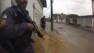 Policias do 27ºBPM fazem operação na favela do Rola com intenso tiroteio [upl. by Willyt699]