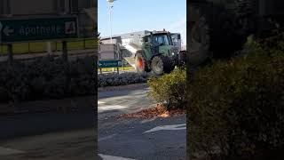 plowtractortreckerTraktor mit Pfug im Kreisverkehr [upl. by Ameyn]