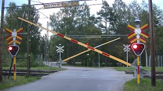 Spoorwegovergang Arbrå S  Railroad crossing  Järnvägsövergång [upl. by Ellennej]