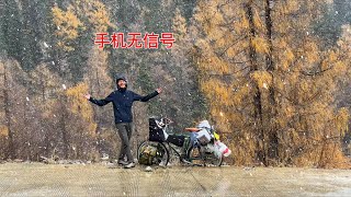 冬季騎行去西藏遇下大雪，幸虧撿到小木屋住一晚，生火取暖做飯吃 [upl. by Attebasile]