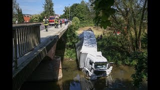 Lkw stürzt von Brücke in die Lahn [upl. by Yanttirb]