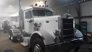 351 peterbilt cold start and loping shaking the cab 💪 [upl. by Ppik]