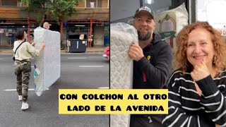 Fue muy divertido cruzar la calle corriendo con un colchón los vendedores también se rieron [upl. by Ardnyk918]