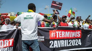 Sénégal  manifestations pour exiger une date pour la présidentielle [upl. by Eiknarf]