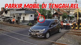 Mobil Berhenti di Tengah Rel Kereta Api Pemilik Mobil Beli Gorengan [upl. by Labina]