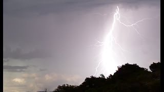 Time lapse orage violent foudre éclair proche chasseur dorage Storm time lapse [upl. by Delanos787]