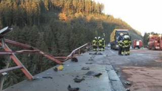 TitiseeNeustadt  B31  Glätteunfall auf Gutachtalbrücke 40Tonner durchbricht Leitplanke [upl. by Ocihc]