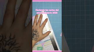 Haciendo un mini calendario de escritorio cortes manualidades calendarios2025 tutorial [upl. by Aihpledalihp]