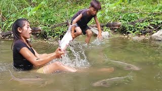 Skills catch fish in river for food of survival  Fish salt grilled with chili sauce for lunch [upl. by Esinej450]