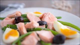 RECETTE  Salade niçoise au saumon haricots verts et olives noires [upl. by Neiv]