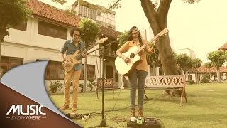 Endah N Rhesa  The Lions Sleep Tonight Live at Music Everywhere [upl. by Botti315]