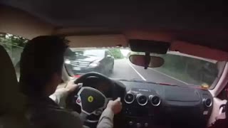 Salva la vida 2 veces en un segundo conduciendo un Ferrari F430 [upl. by Eatnoled]