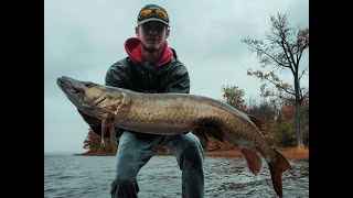 20 Minute Musky  BIG MUSKY EATS AT MY FEET Montreal [upl. by Grevera]