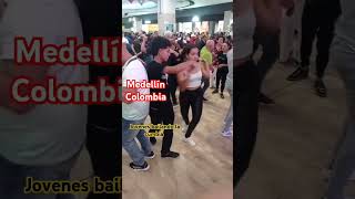 Joves bailando la cumbia baile shortsvideo cumbia [upl. by Ilarin]