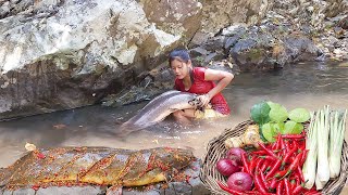 Amazing catch a big catfish for food of survival  Big fish grilled spicy chili for dinner [upl. by Hepzi]