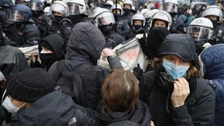 Trotz DemoVerbots CoronaKritiker protestieren in Frankfurt [upl. by Yleoj207]