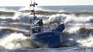 📛 BIGWAVES ENTRÉE ET SORTIE TRÈS RISQUÉES POUR LES MARINS PÊCHEURS DANS LA PASSE DE CAPBRETON 🥶 [upl. by Ailimaj145]