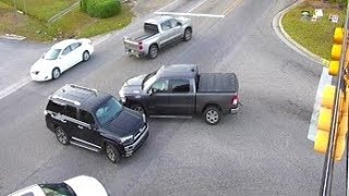 Alabama Two Selfish Drivers Obstruct Traffic Over A Fender Bender [upl. by Darraj]