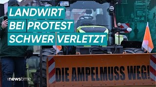 BauernProteste Autofahrer durchbricht Blockade und erfasst Landwirt [upl. by Nomor]