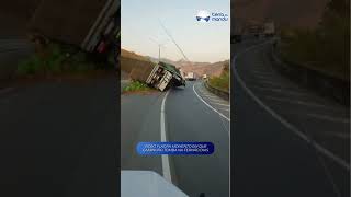 Vídeo flagra momento em que caminhão tomba na Fernão Dias [upl. by Chapin]