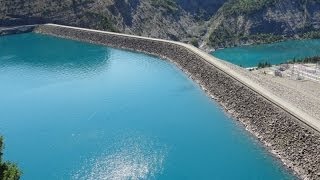 Le lac et le barrage de Serre Ponçon  Htes Alpes et Alpes de Htes Provence France [upl. by Jozef]