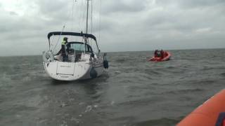 Reddingsboten in aktie op het IJmeer voor Zeiljacht aan lager walm2ts [upl. by Anastice]