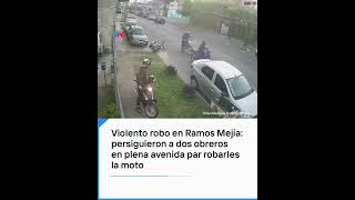 Violento robo en Ramos Mejía persiguieron a dos obreros en plena avenida para robarles la moto [upl. by Carolynn]