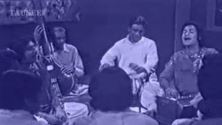 Ustad Amanat Ali in Nikhar PTV  Kaisay guzar gai hai jawani na poochhiye [upl. by Mloclam]