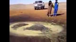 Le pétrole gicle au fond du Sahara algérien يترول يتدفق تلقائيا في صحراء الجزائر [upl. by Bryant797]