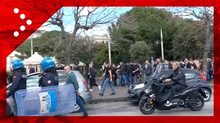 Napoli ultras Eintracht Frankfurt corrono in corteo davanti a Villa Comunale polizia insegue [upl. by Giguere887]