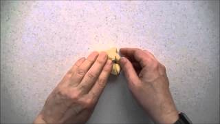 Comment quotboulerquot de la pâte  How to shape dough in small balls [upl. by Elicec]