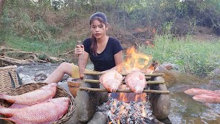 Adventure in forest Catch fish in river amp Fish grilled for dinner  Solo cooking in jungle [upl. by Siravrat187]