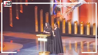 دنيا وايمى سمير غانم تبكيان علي مسرح حفل جوائز JOY AWARDS بعد تكريم والديهما [upl. by Shirah260]