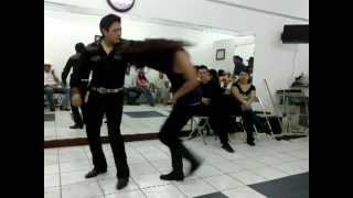 Asi baila Cumbia IMPRESIONANTE Centenerio Mario y Yaya [upl. by Eikkin]