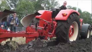 Ploegen met International 844S en Farmall 806 Trekkerweb [upl. by Bridget]