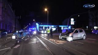 Schwerer Unfall nach Vorfahrtsverletzung in Zwickau Werdauer Straße Sachsen 08122012 [upl. by Nylrad189]