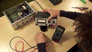 Demonstratie Elektrische spanning meten met een multimeter [upl. by Iolanthe]