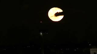 Timelapse de salida de la luna llena entre nubes por el faro de Moncloa desde Pozuelo 932023 [upl. by Mond]